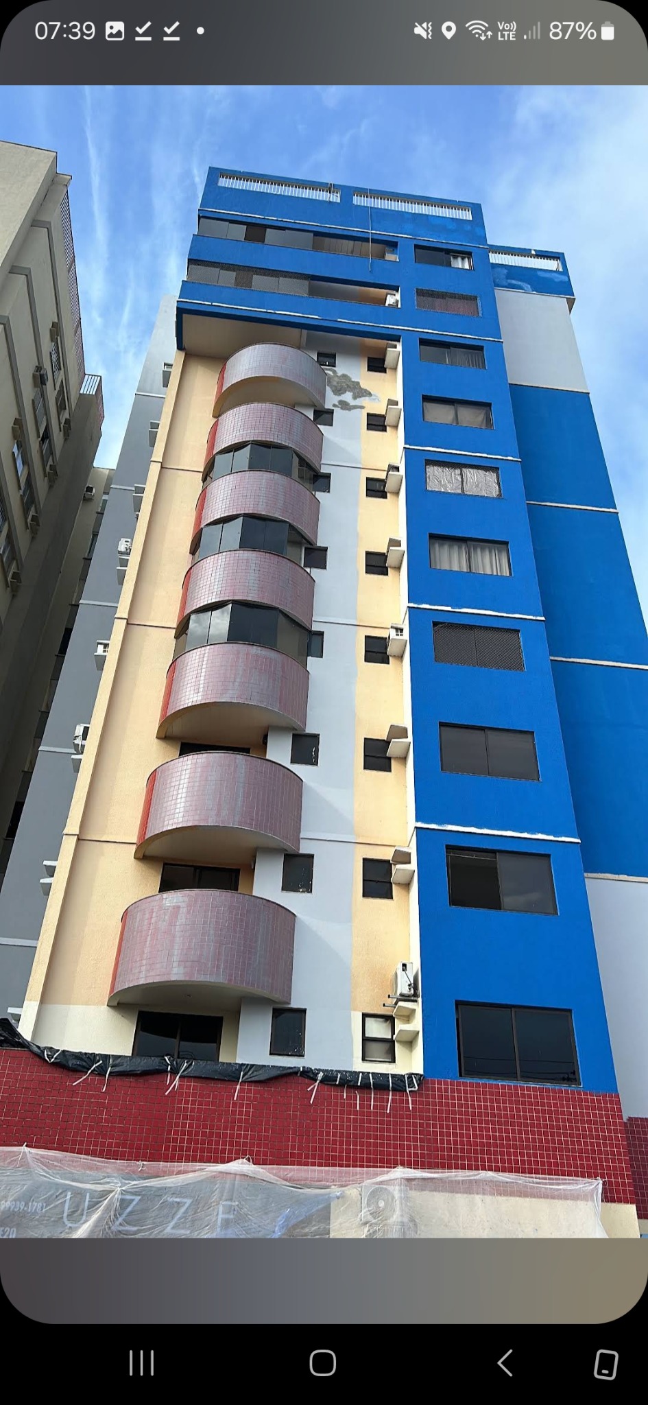 Condição inicial da fachada, com áreas deterioradas antes da recuperação